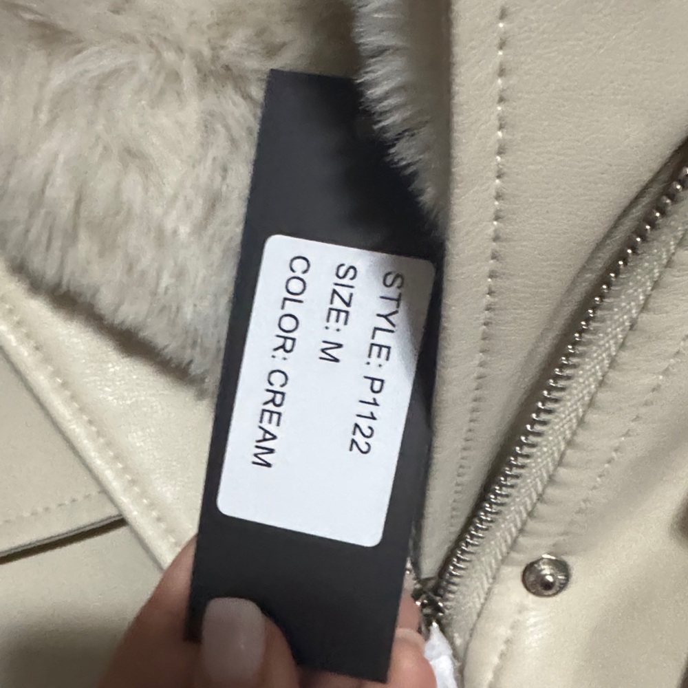 Elegant Cream Leather Jacket with Faux Fur Trim - Picture 4 of 4